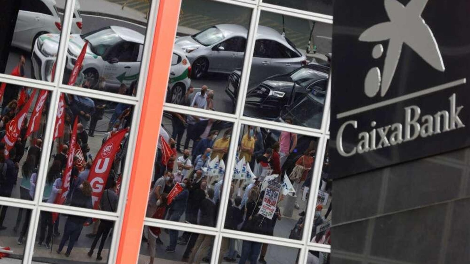 Protesta dels treballadors davant de CaixaBank en una de les Torres Kio a Madrid en una imatge d'arxiu