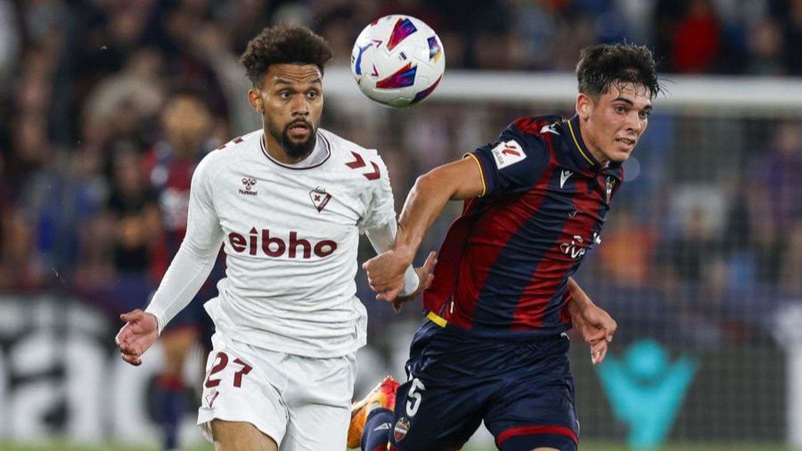 Álex Valle, en una acció del duel