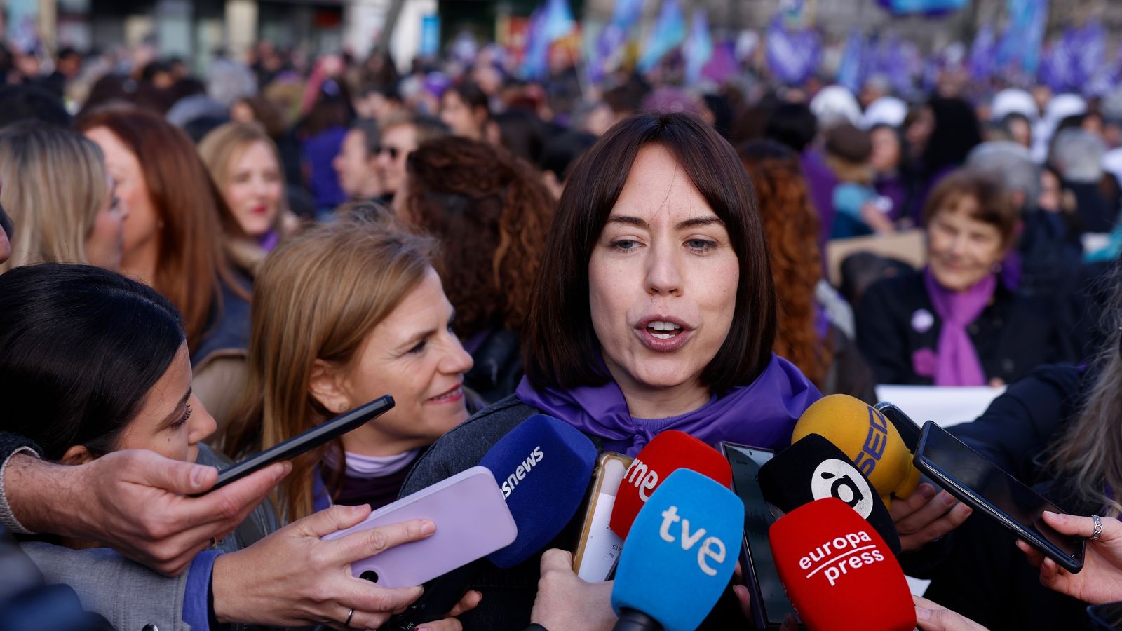 Diana Morant, en declaracions als mitjans durant la manifestació