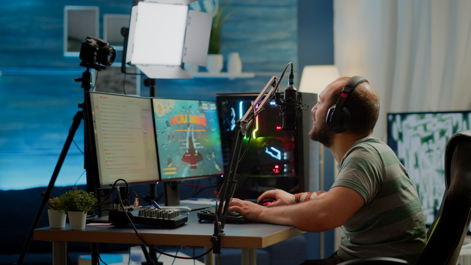 Un jove fa streaming mentre juga a un videojoc