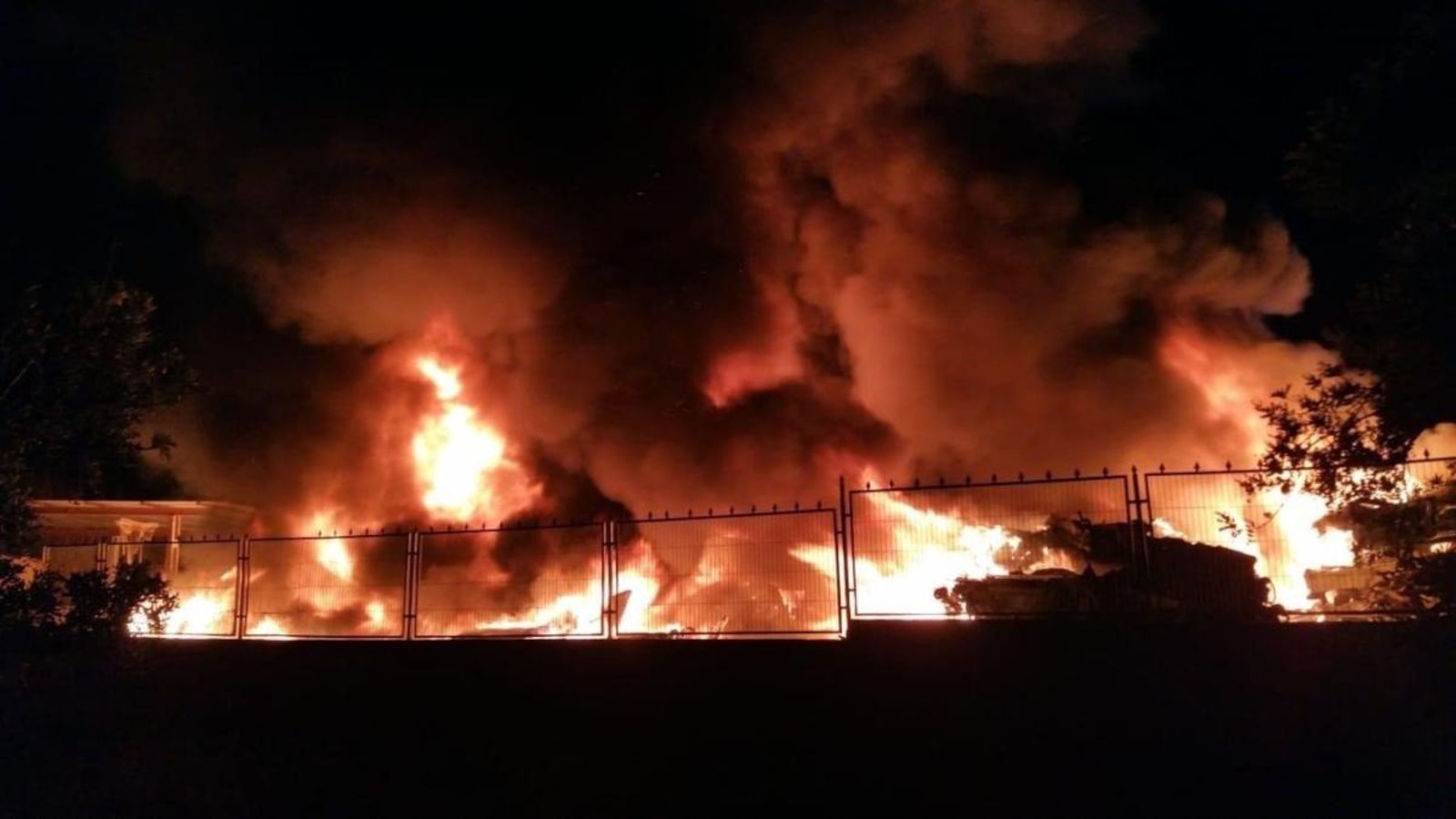 Extingeixen el foc en un desballestador de cotxes a la Torre del Pla