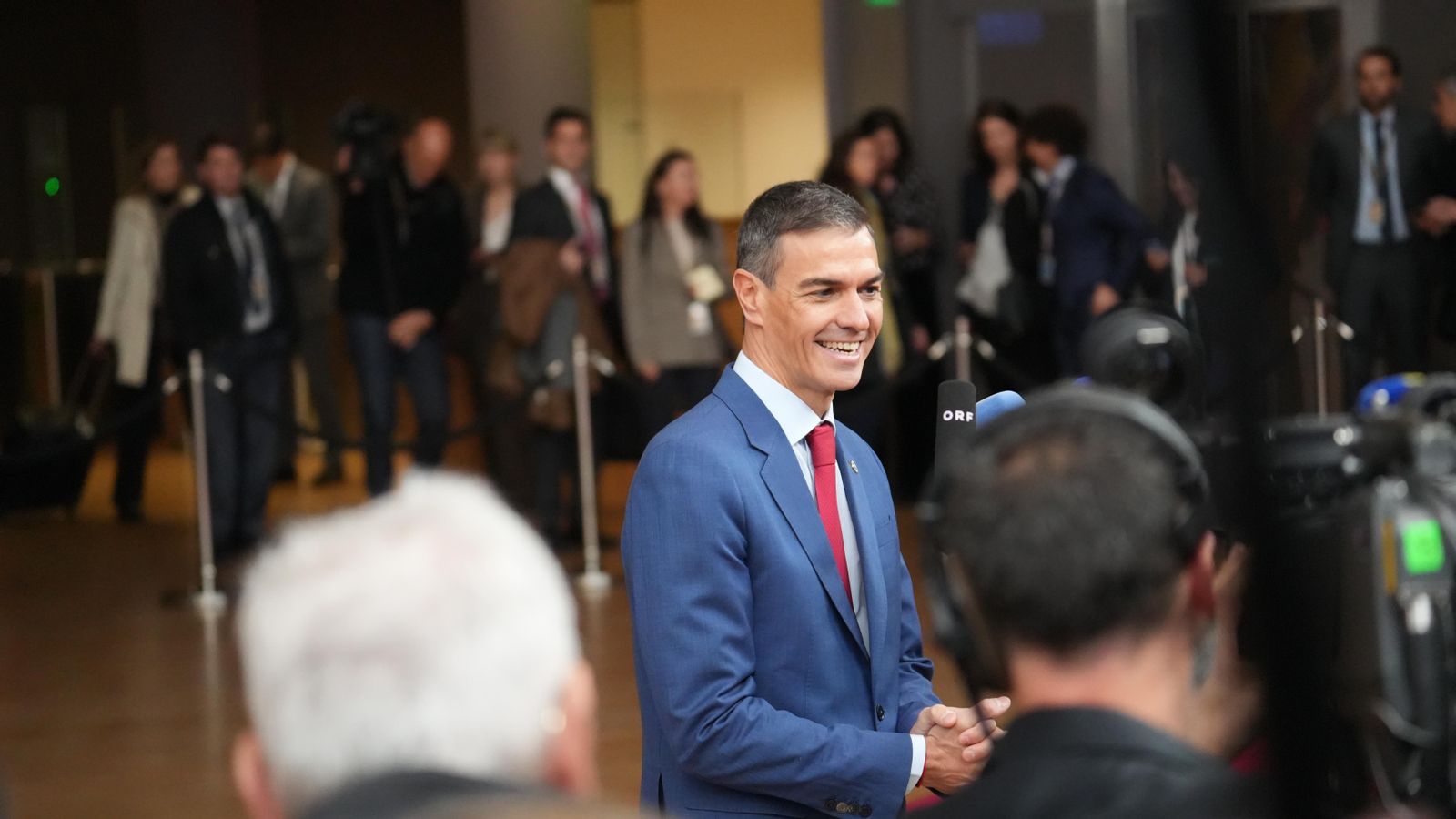 Sánchez atén els mitjans en arribar a la reunió del Consell Europeu Sánchez atén els mitjans a l’arribada a la reunió del Consell Europeu