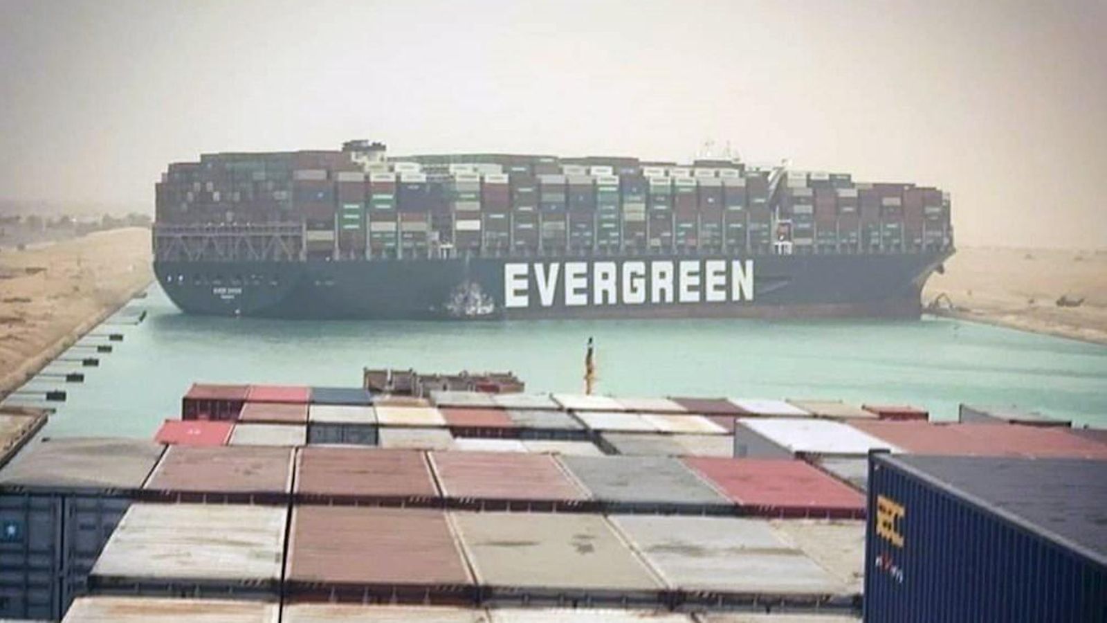 Una nau panamenya bloqueja el Canal de Suez al decantar-se per una tempesta d'arena aquest dimecres en Egipte.