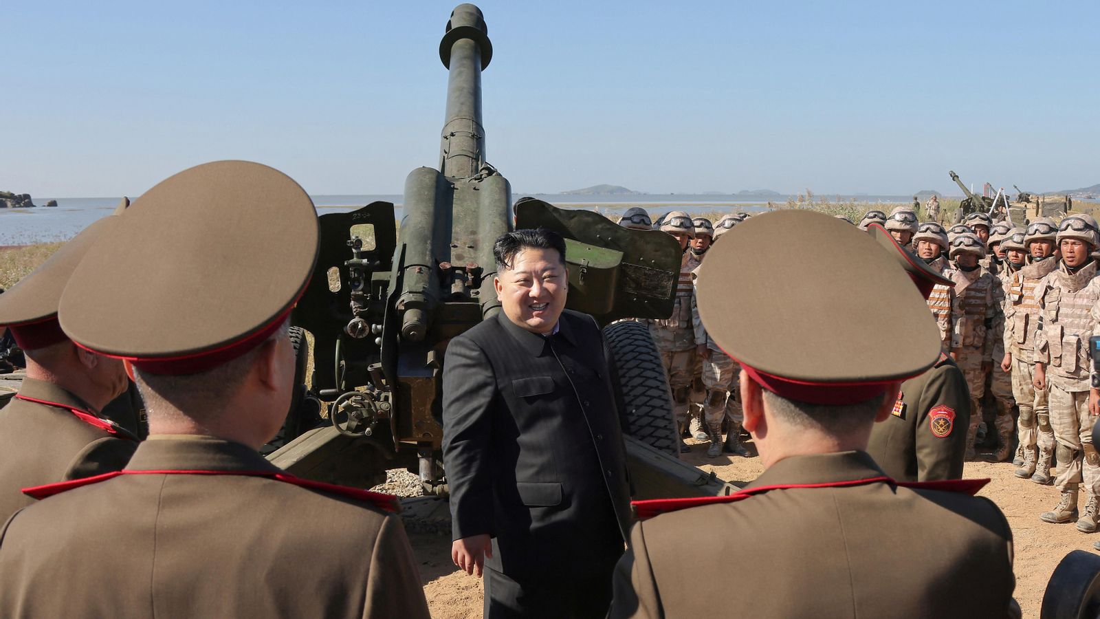 El dictador nord-coreà Kim Jong Un visita les tropes durant unes maniobres, en una imatge de propaganda El dictador nord-coreà Kim Jong Un visita les tropes durant unes maniobres, en una imatge de propaganda