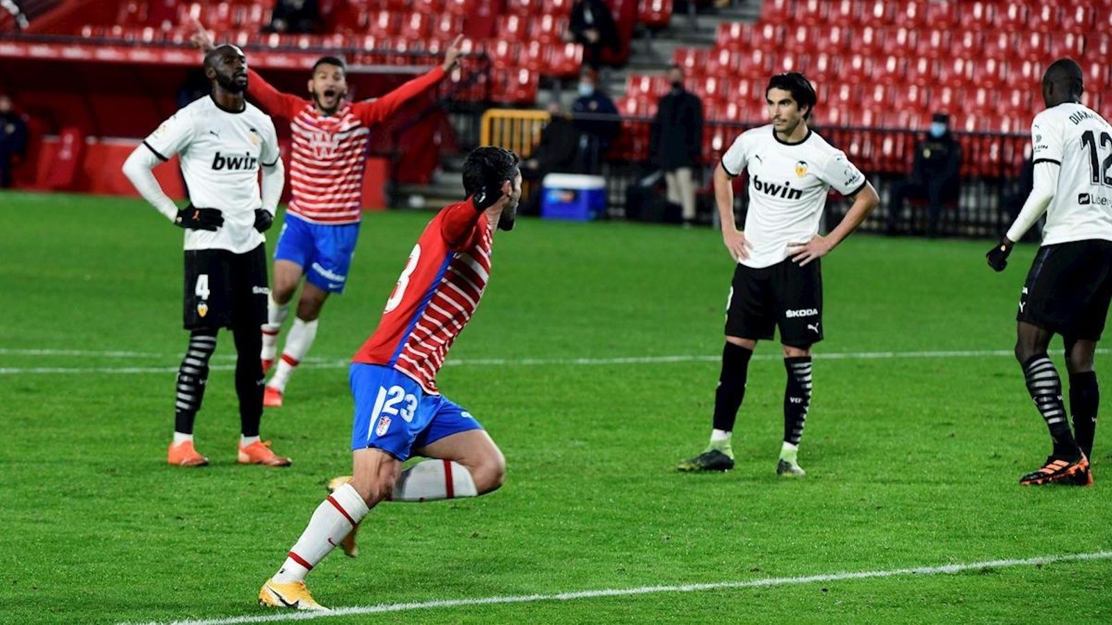 Els jugadors valencianistes es lamenten després del segon gol del Granada