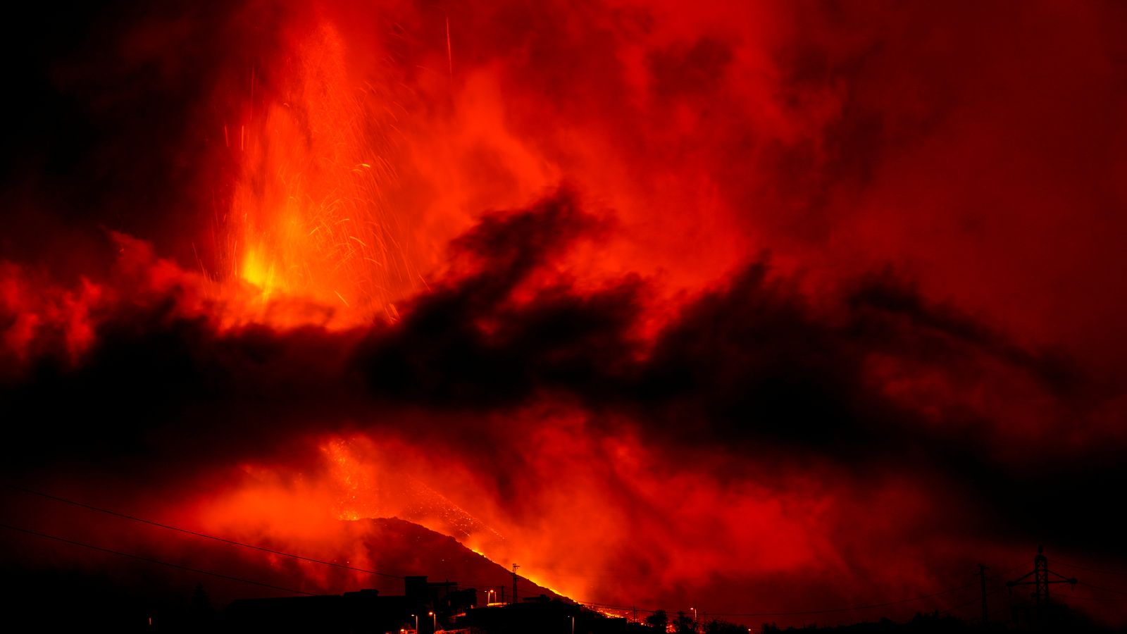 El volcà Cumbre Vieja continua en erupció a l'illa canària de la Palma