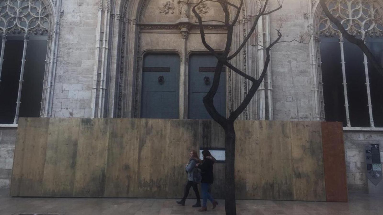S'instal·len barreres de dos metres en la porta de la Llotja de València per a protegir-la dels botellots | MA