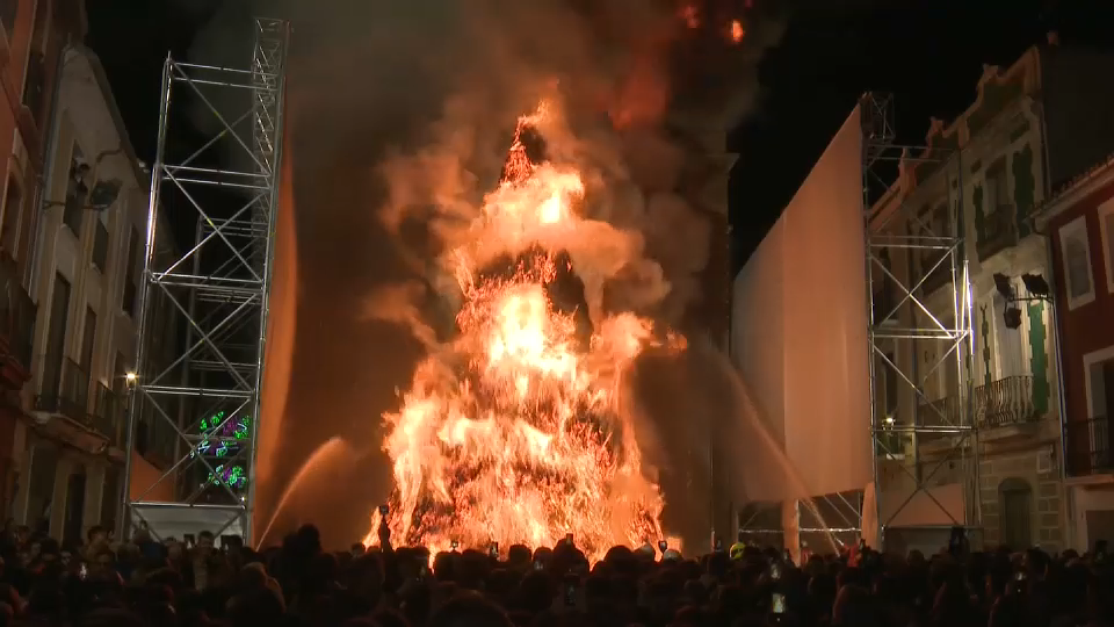 La foguera de Canals crema finalment després de dos anys