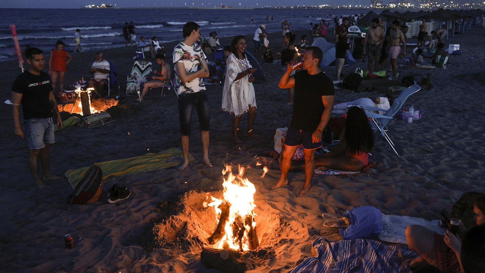 Milers de persones han omplit les platges de València per a celebrar Sant Joan