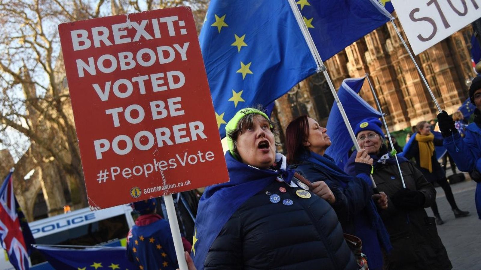 Manifestants en contra del Brexit enfront del Parlament a Londres, aquest 8 de gener