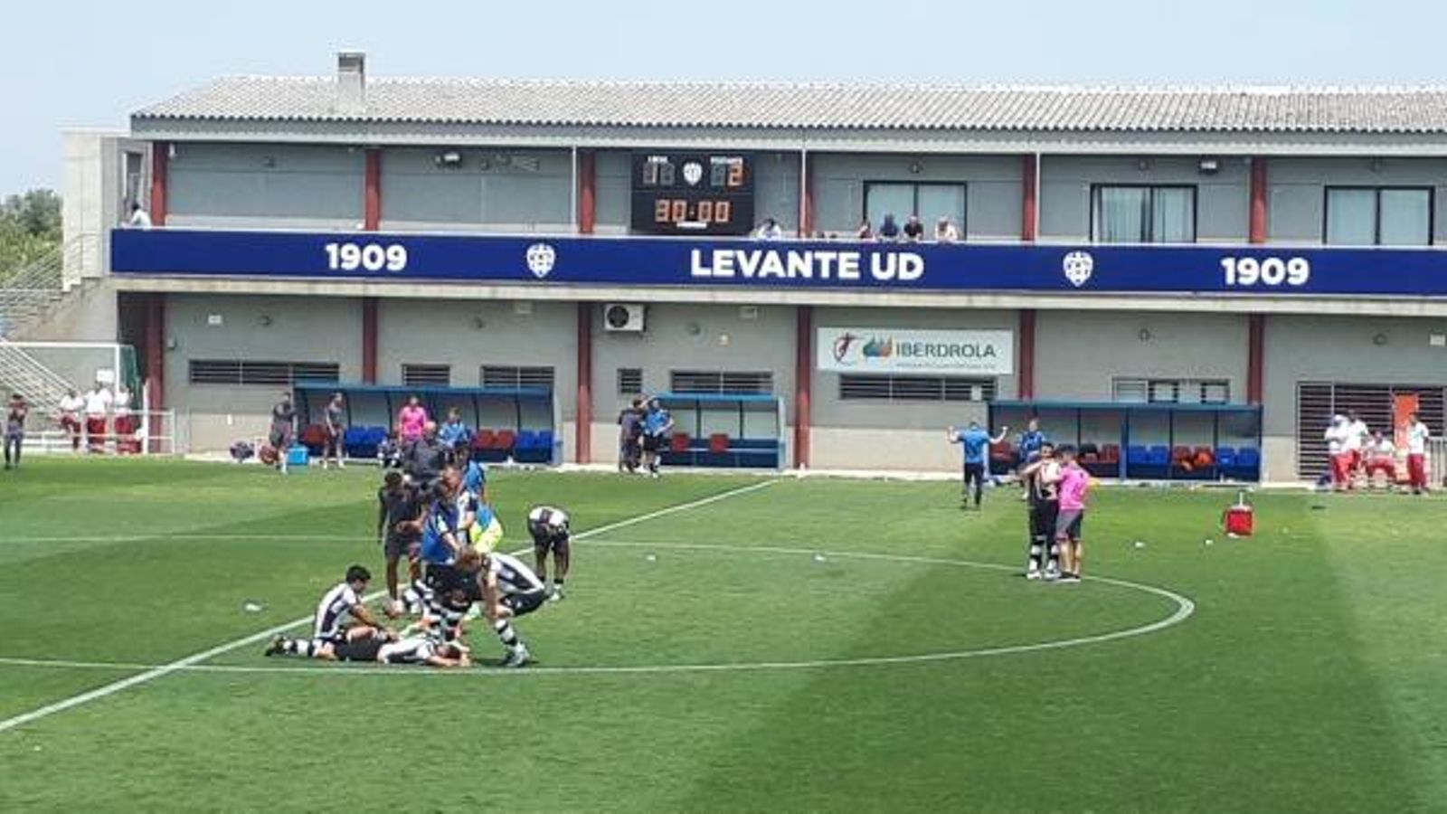 Els jugadors de l'Atlètic Llevant, desfets després de perdre l'eliminatòria davant del Calahorra
