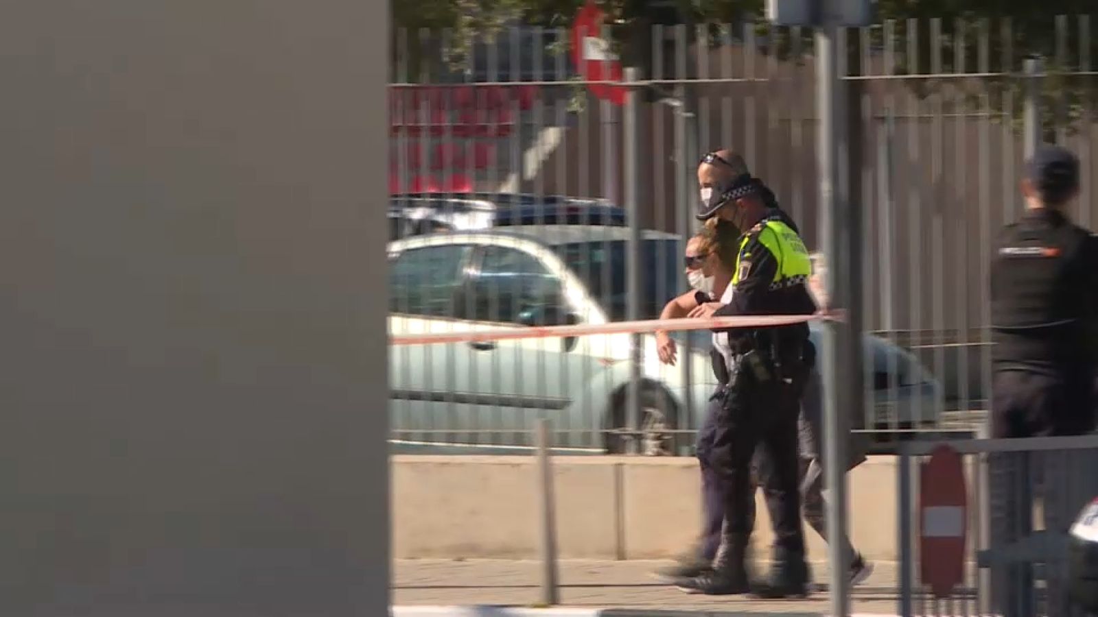 Agents de la Policia Local atenen una familiar de les víctimes