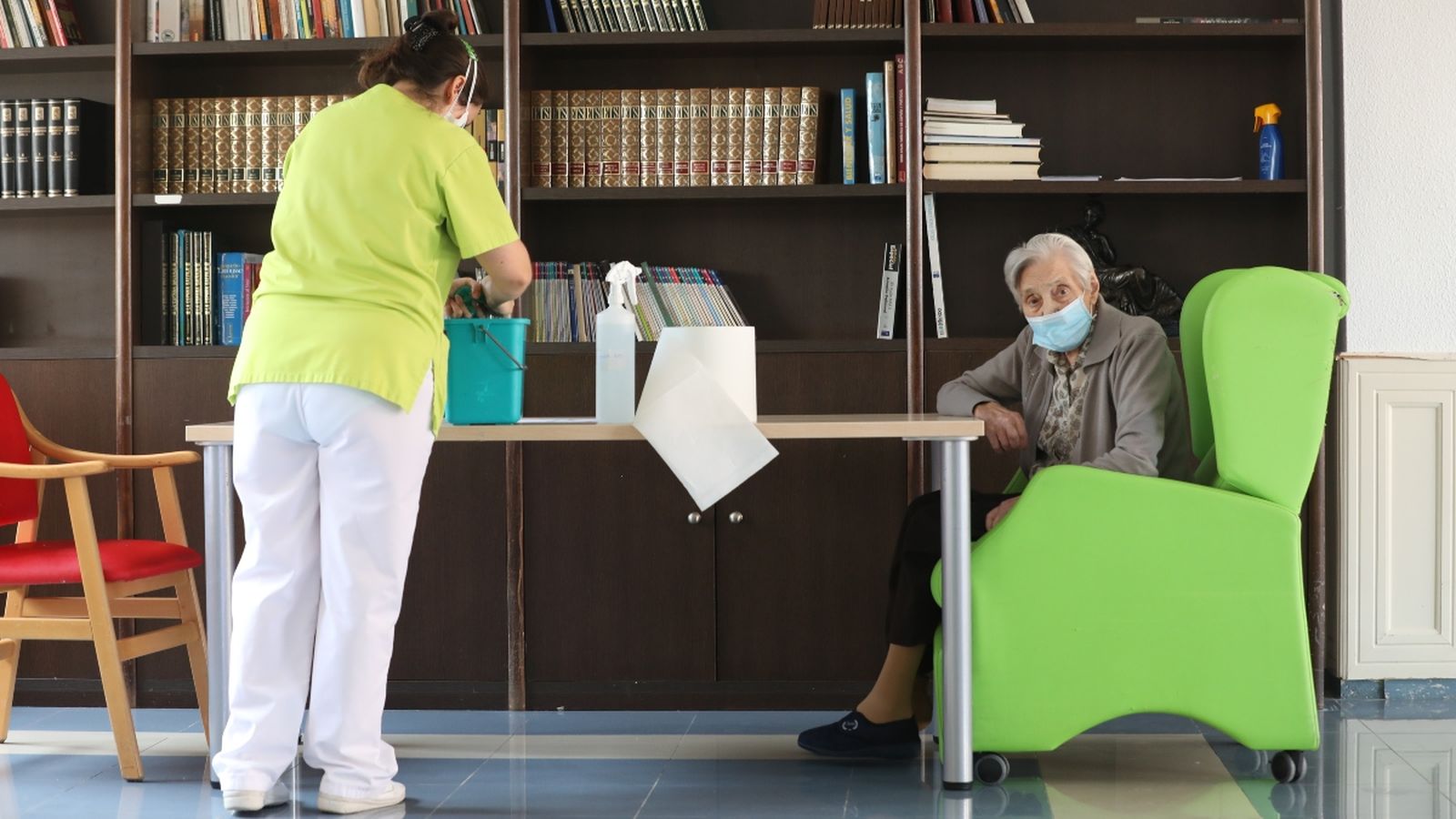 Una anciana i una dona de la neteja en una residència de Madrid