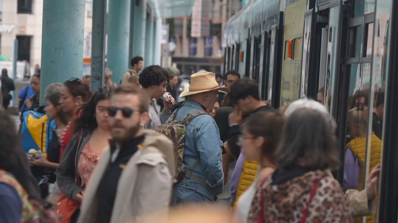 Un grup de persones al transport públic suís