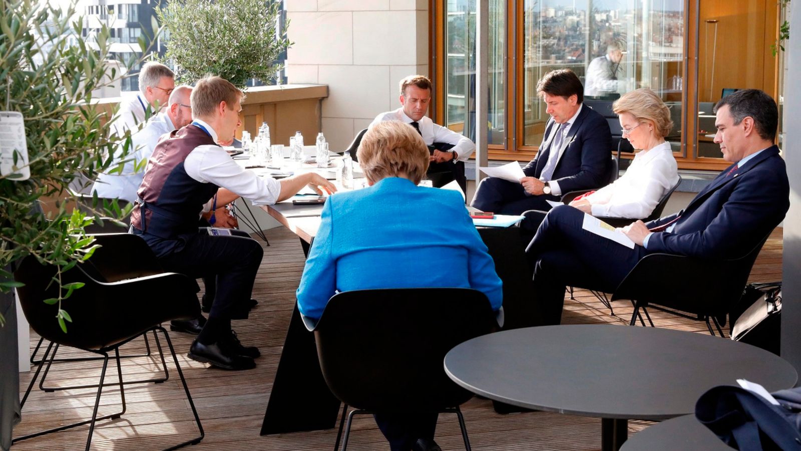 Pedro Sánchez, al costat d’Ursula von der Leyen, Giuseppe Conte, Emmanuel Macron i Angela Merkel, entre altres, durant la cimera dels líders de la UE a Brussel·les