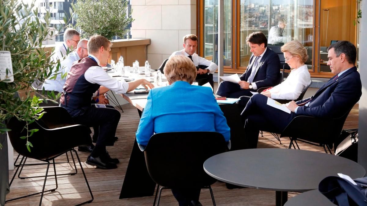 Pedro Sánchez, al costat d’Ursula von der Leyen, Giuseppe Conte, Emmanuel Macron i Angela Merkel, entre altres, durant la cimera dels líders de la UE a Brussel·les Pedro Sánchez, al costat d’Ursula von der Leyen, Giuseppe Conte, Emmanuel Macron i Angela Merkel, entre altres, durant la cimera dels líders de la UE a Brussel·les