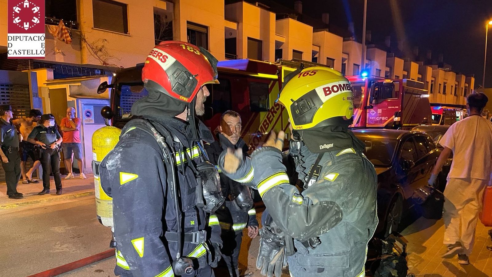 Efectius de bombers treballen en la zona en què s'ha declarat l'incendi a Onda