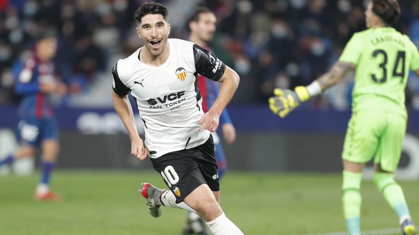 Carlos Soler ha marcat un doblet en el derbi contra el Llevant