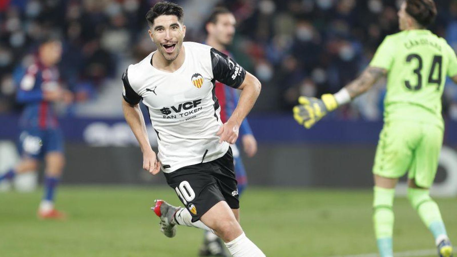 Carlos Soler ha marcat un doblet en el derbi contra el Llevant