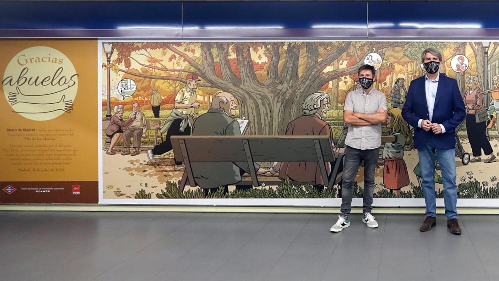 El conseller de Transports madrileny, Ángel Garrido, i l'artista Paco Roca, enfront del mural a l'estació de metro de Plaza de Castilla