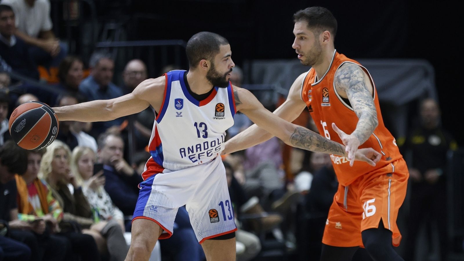 Darius Thompson i Stefan Jovic, en un partit d'Eurolliga