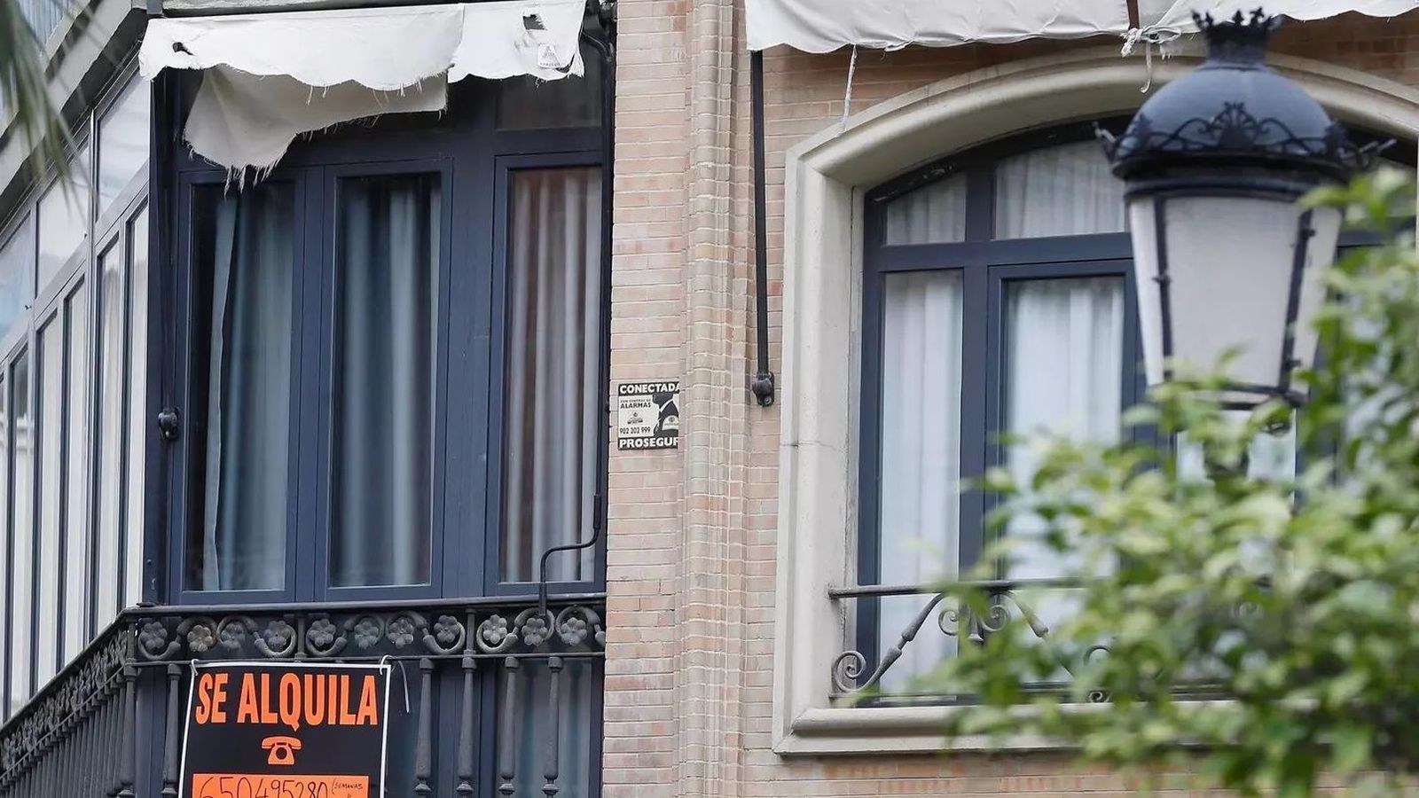 Imatge d'arxiu d'un cartell anunciant una vivenda que es lloga