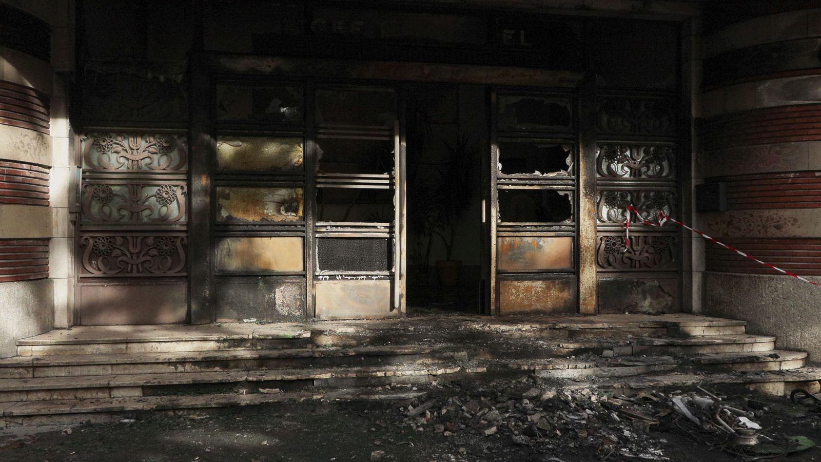 Destrosses en l'accés a l'institut públic Gaston Bachelard de París, França