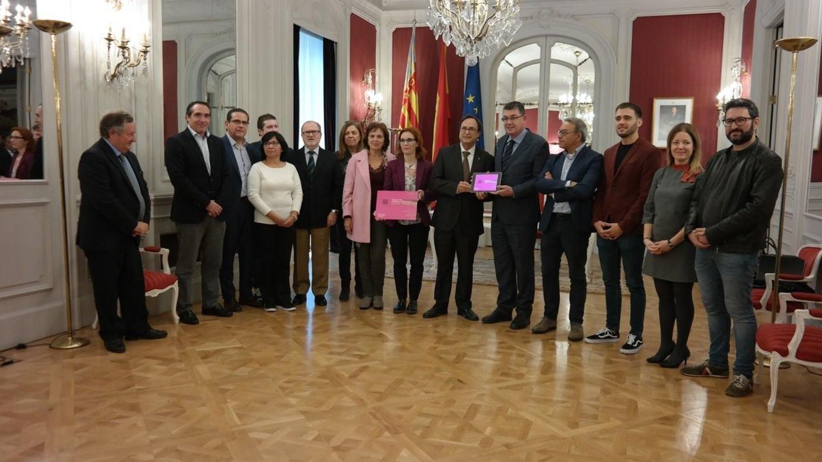 Soler lliura els pressupostos per a 2019 al president de les Corts