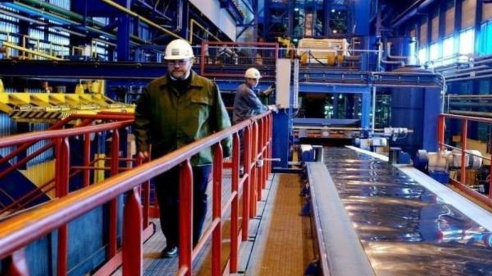 Operaris treballant en una indústria en una imatge d'arxiu