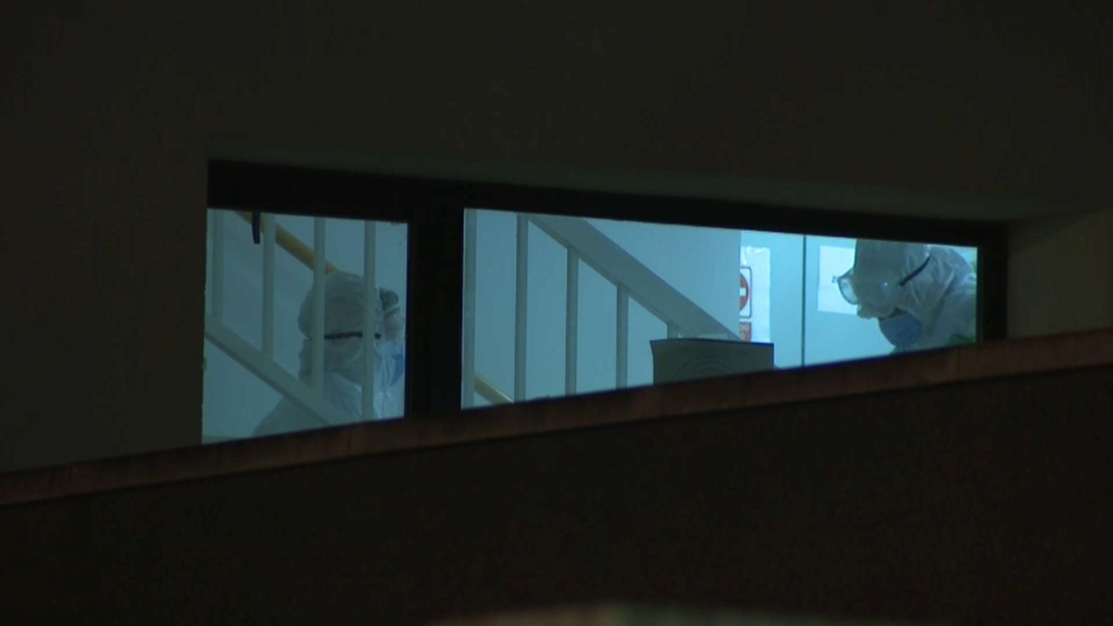 Personal amb equips de protecció a l'interior de la residència Savia de Llíria aquest divendres