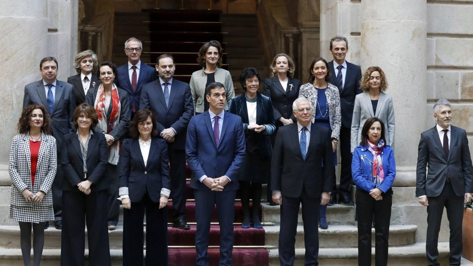 El president del govern espanyol, Pedro Sánchez, junt amb els seus ministres