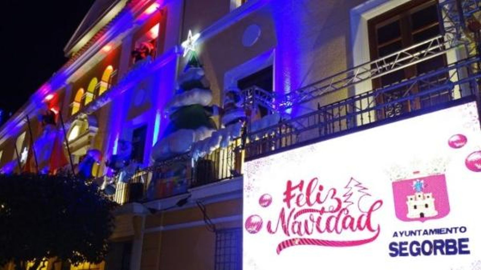 La façana de l'Ajuntament de Sogorb, il·luminada per Nadal