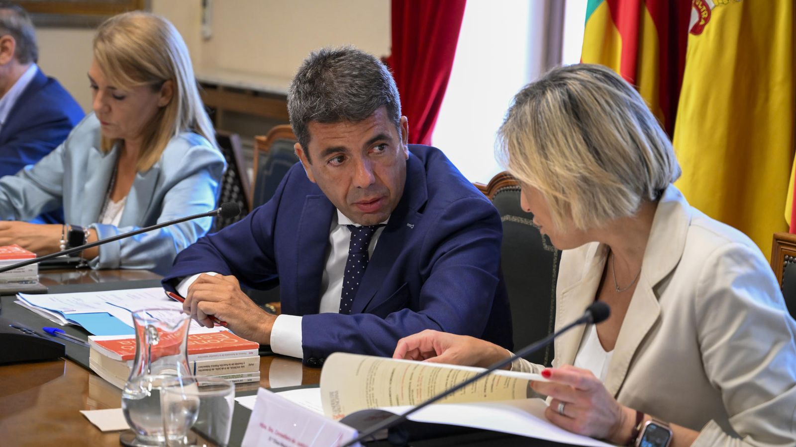 Mazón, amb la vicepresidenta Camarero (esquerra) i la consellera Núñez (dreta)