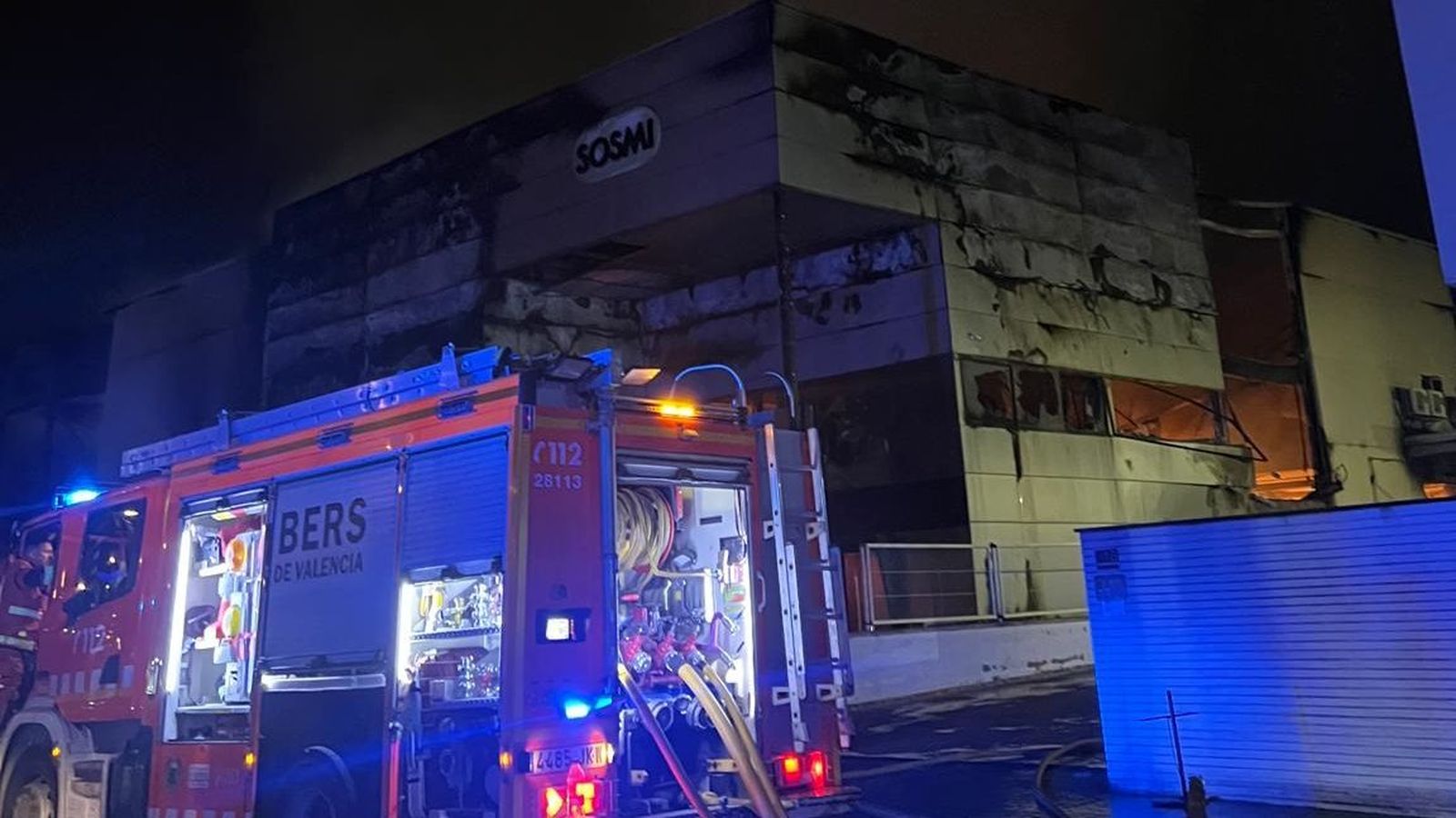 Treballs d'extinció dels bombers en Nàquera este dilluns