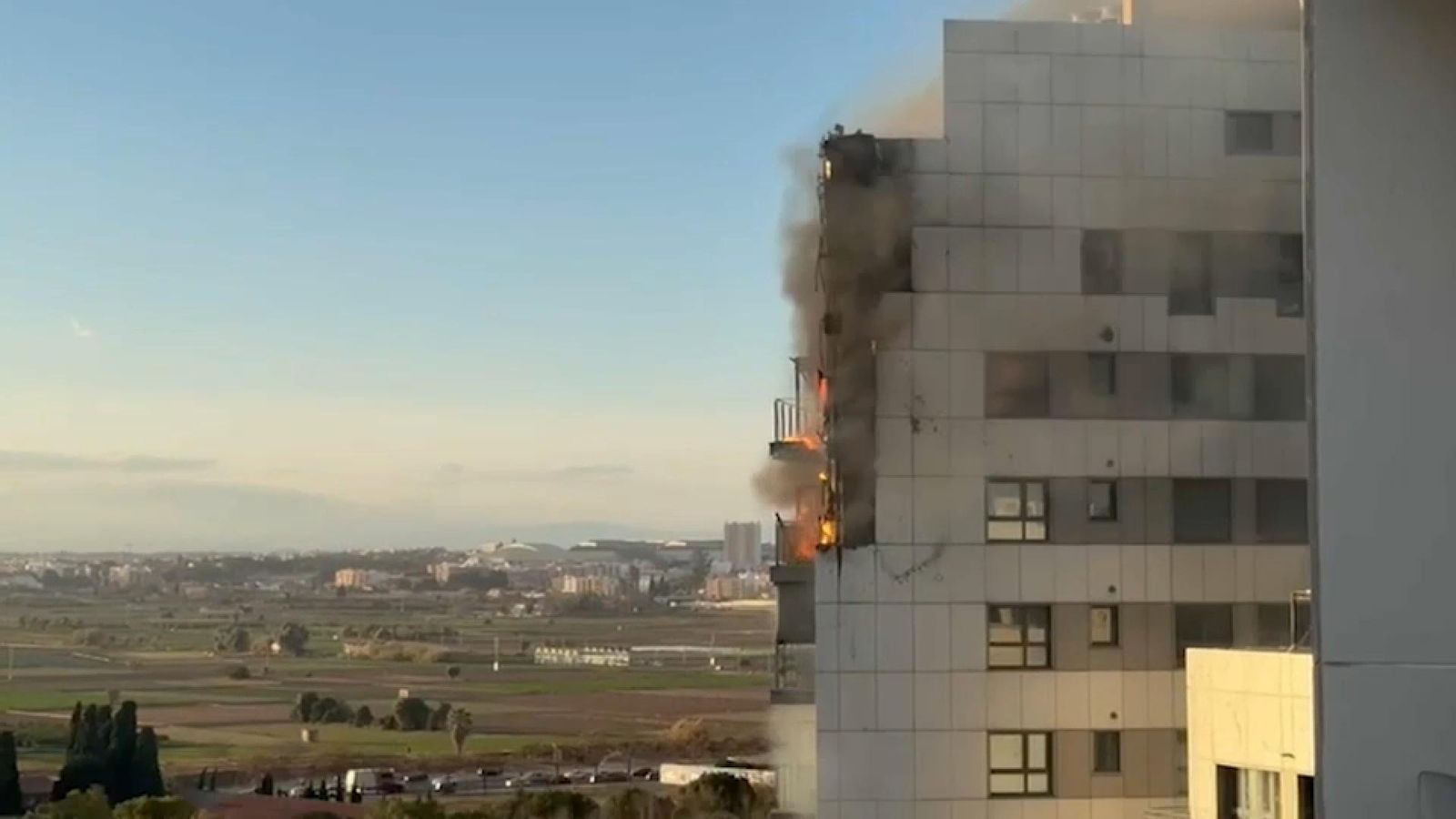 Moment en què les flames s'expandeixen al segon edifici calcinat a Campanar