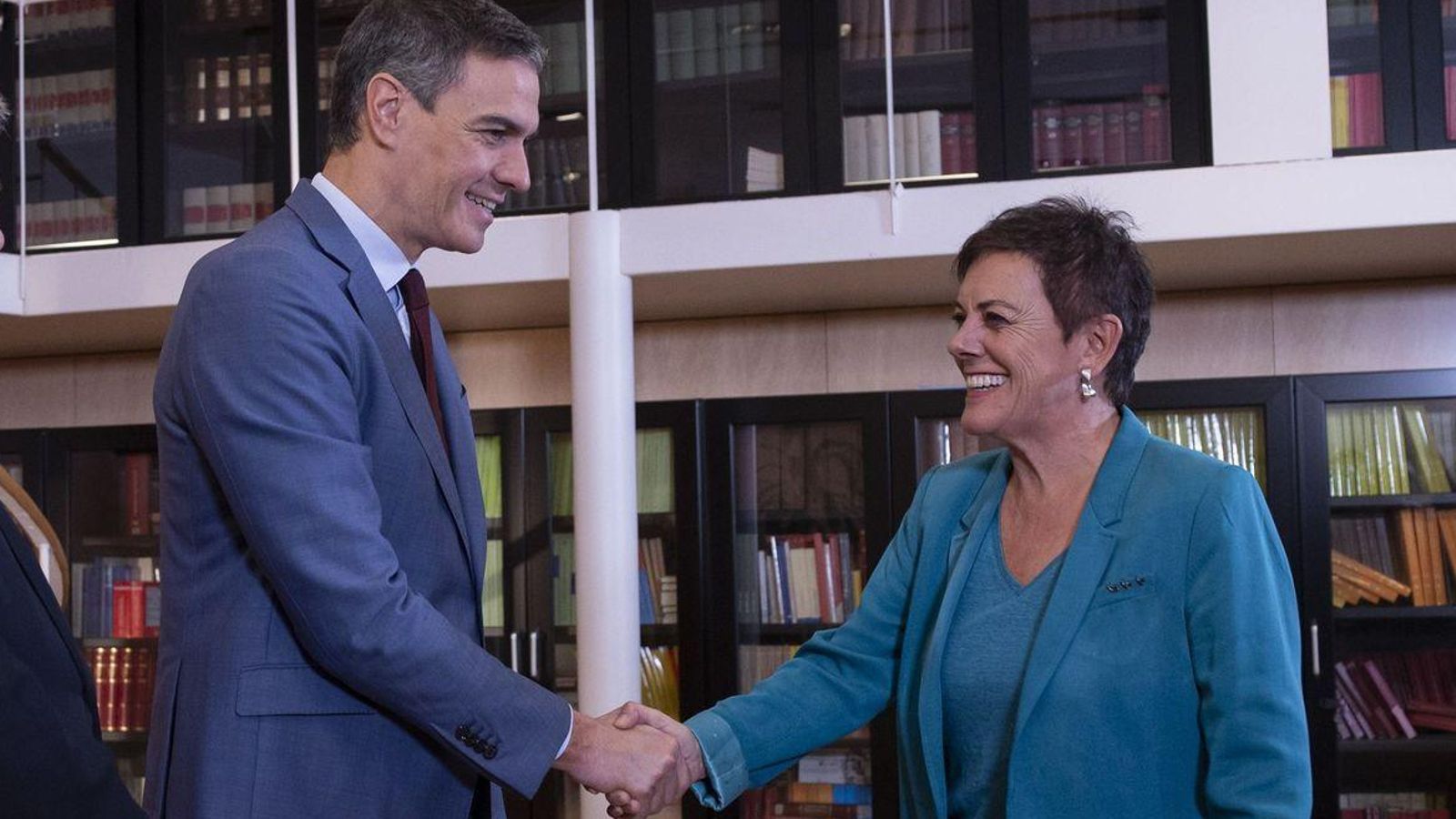 Pedro Sánchez dona la mà a la portaveu d'EH Bildu en el Congrés, Mertxe Aizpurua, l'octubre passat