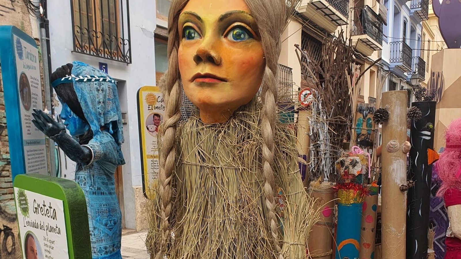 Ninot inspirat en Greta Thumberg de la Falla Ripalda-Beneficència-Sant Ramon - 'Un lloc en la tribusfera'