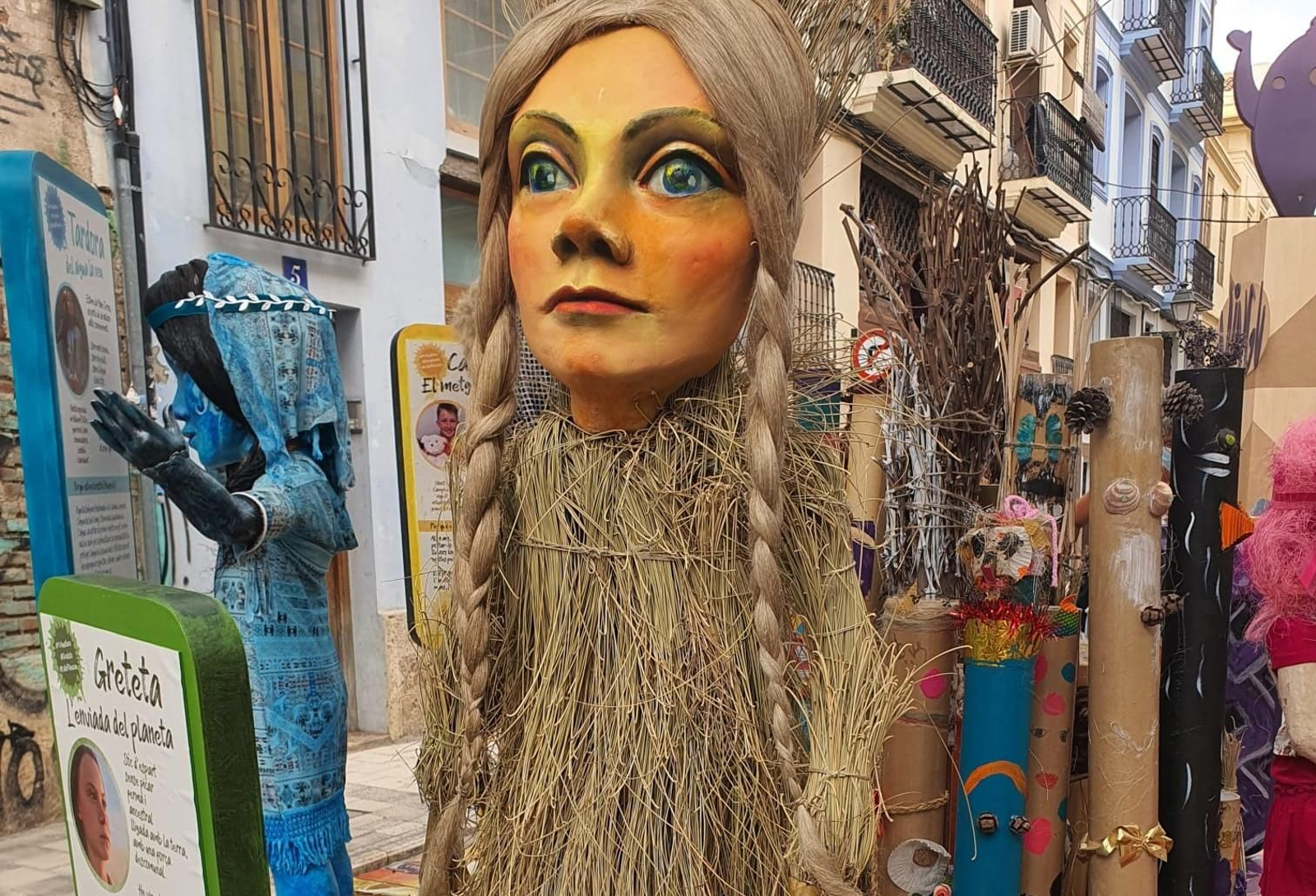 Ninot inspirat en Greta Thumberg de la Falla Ripalda-Beneficència-Sant Ramon - 'Un lloc en la tribusfera'