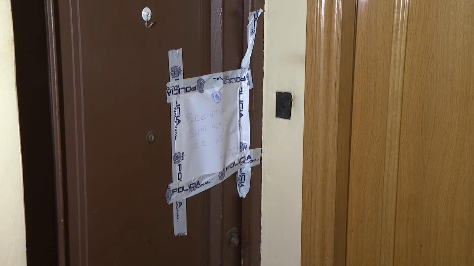 Precinte policial a la porta de l'habitatge en què s'investiga el crim