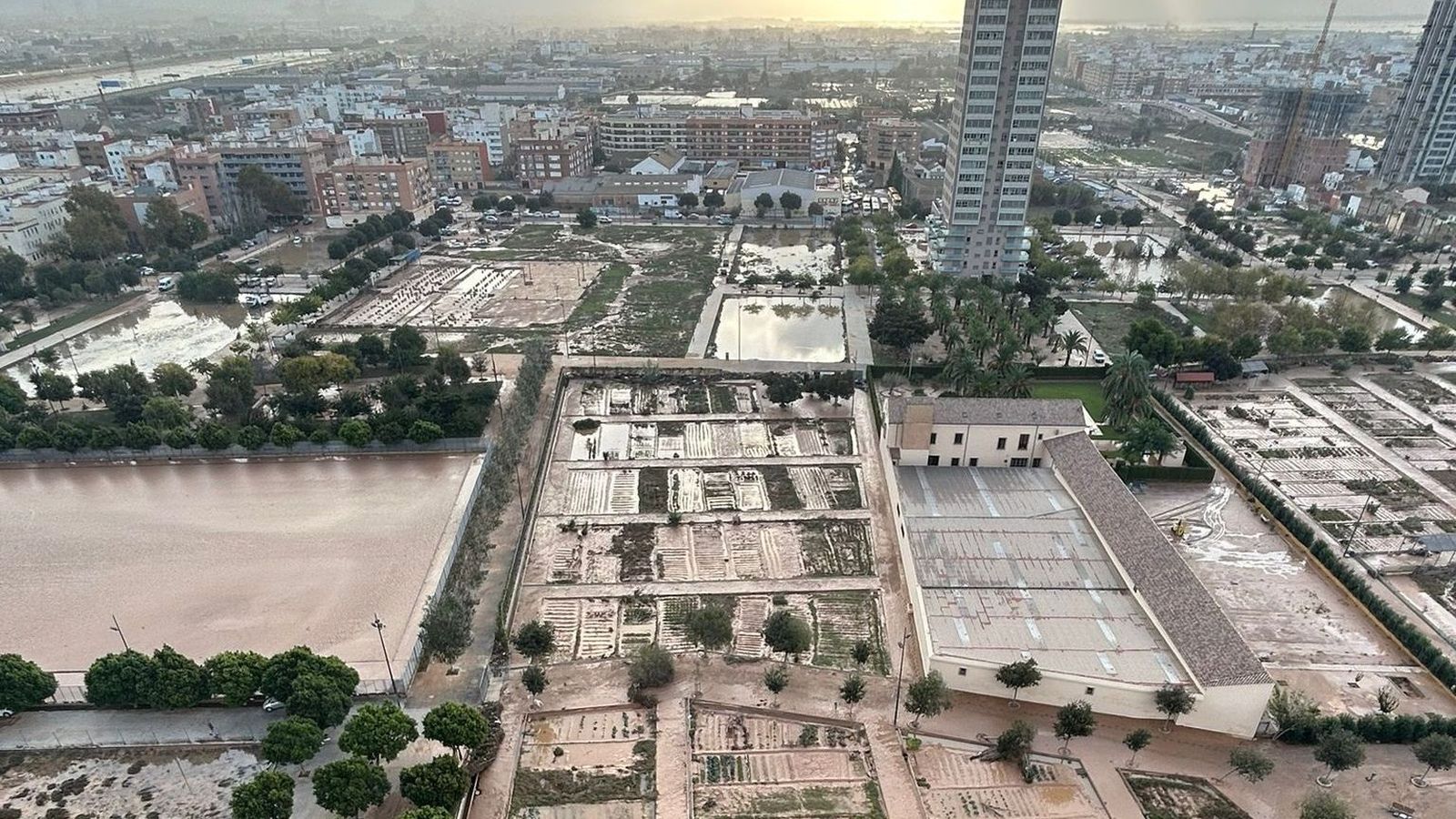 Aspecte que presentava la pedania valenciana de la Torre, dos díes després de la riuada del passat octubre