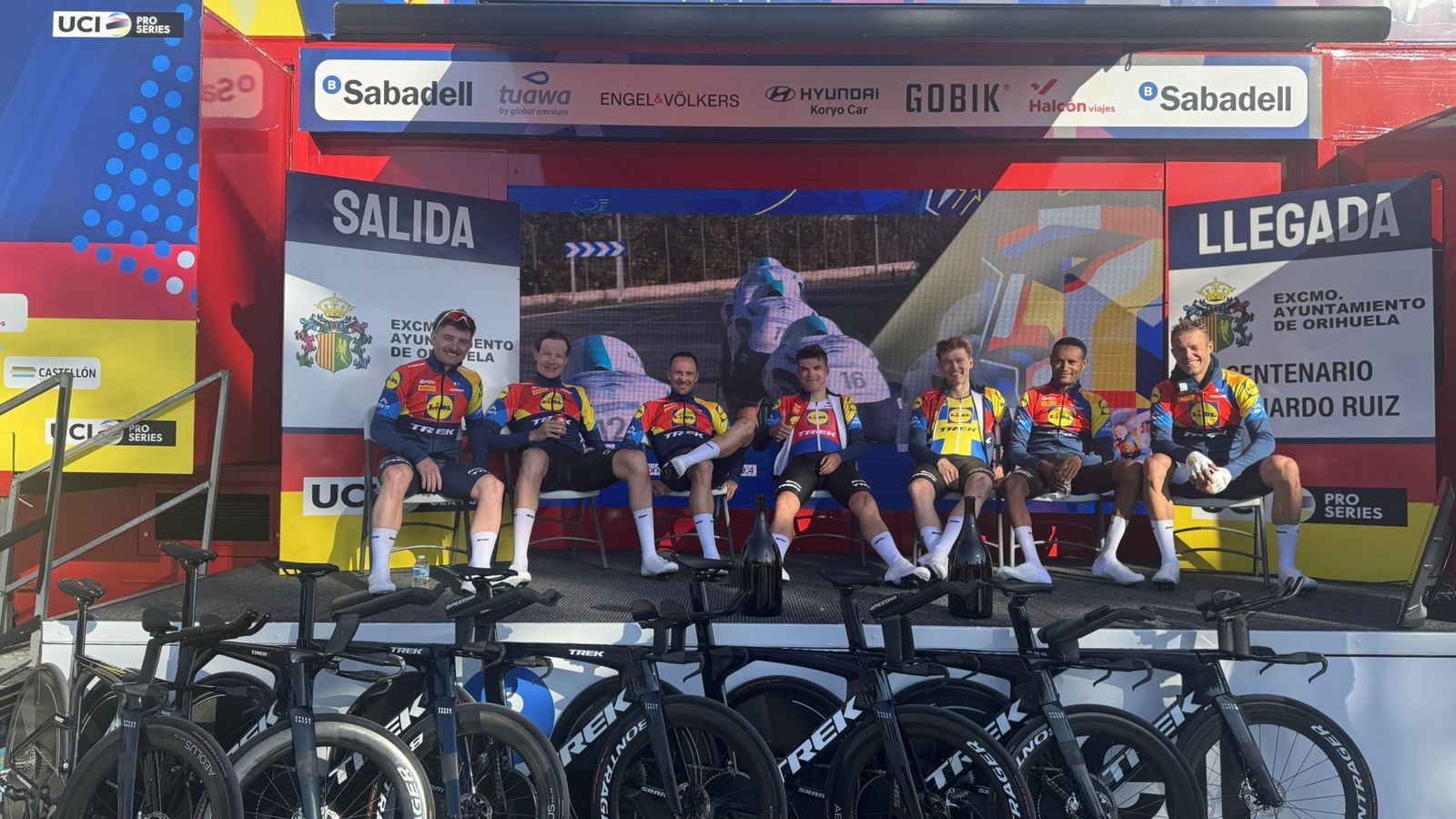 L'equip guanyador, en l'arribada a Oriola Costa