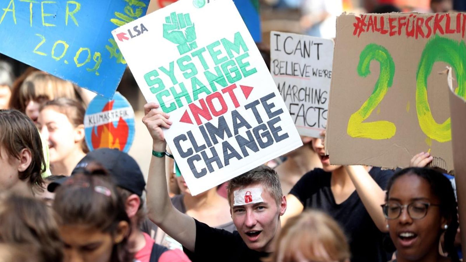 Centenars de joves del col·lectiu Fridays for Future, entre ells una representació de València, es reuneixen a Lausana, després de mesos de protestes en diverses ciutats europees