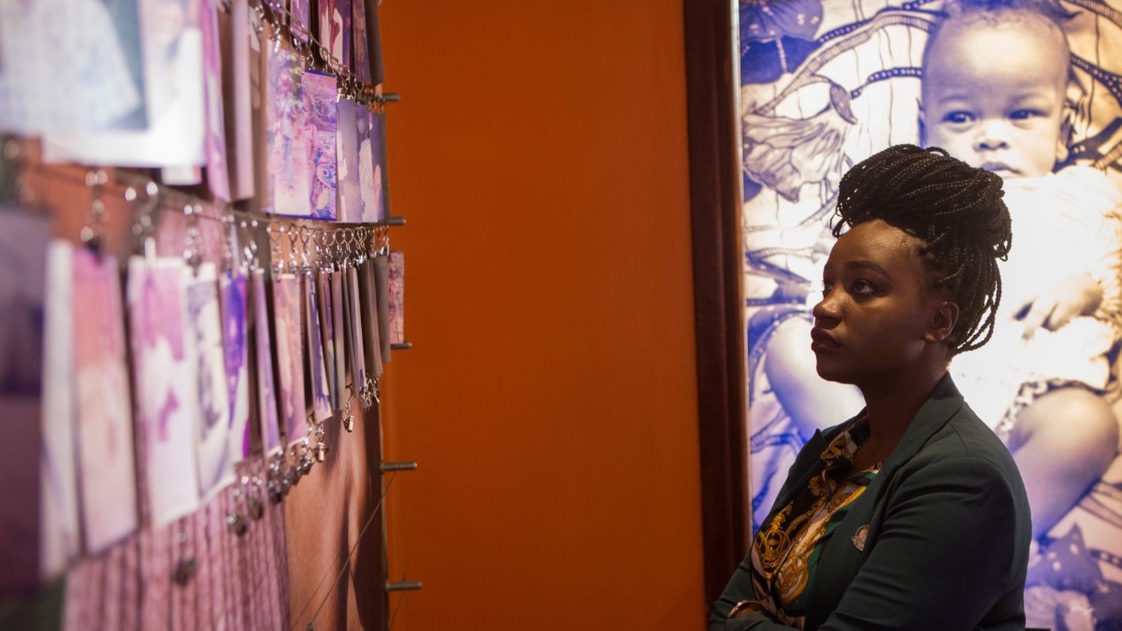 Una supervivent del genocidi mira el memorial dedicat a les víctimes