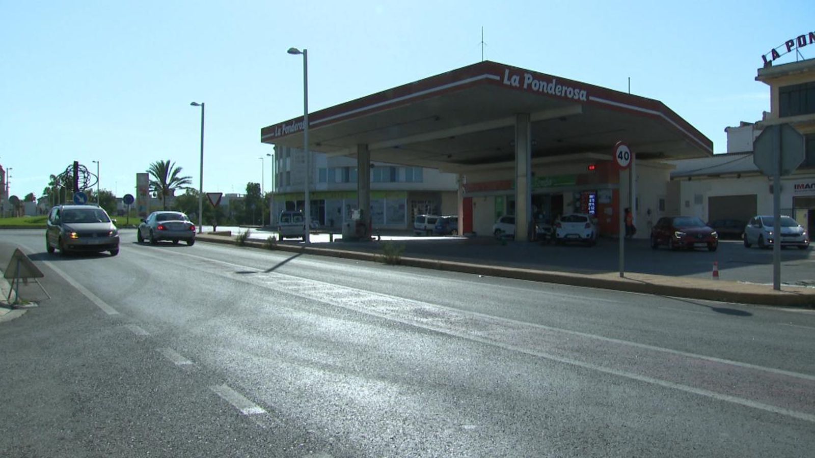 A Carlet hi ha un carrer que concentra les tres gasolineres que venen la gasolina més barata de tota la Comunitat Valenciana