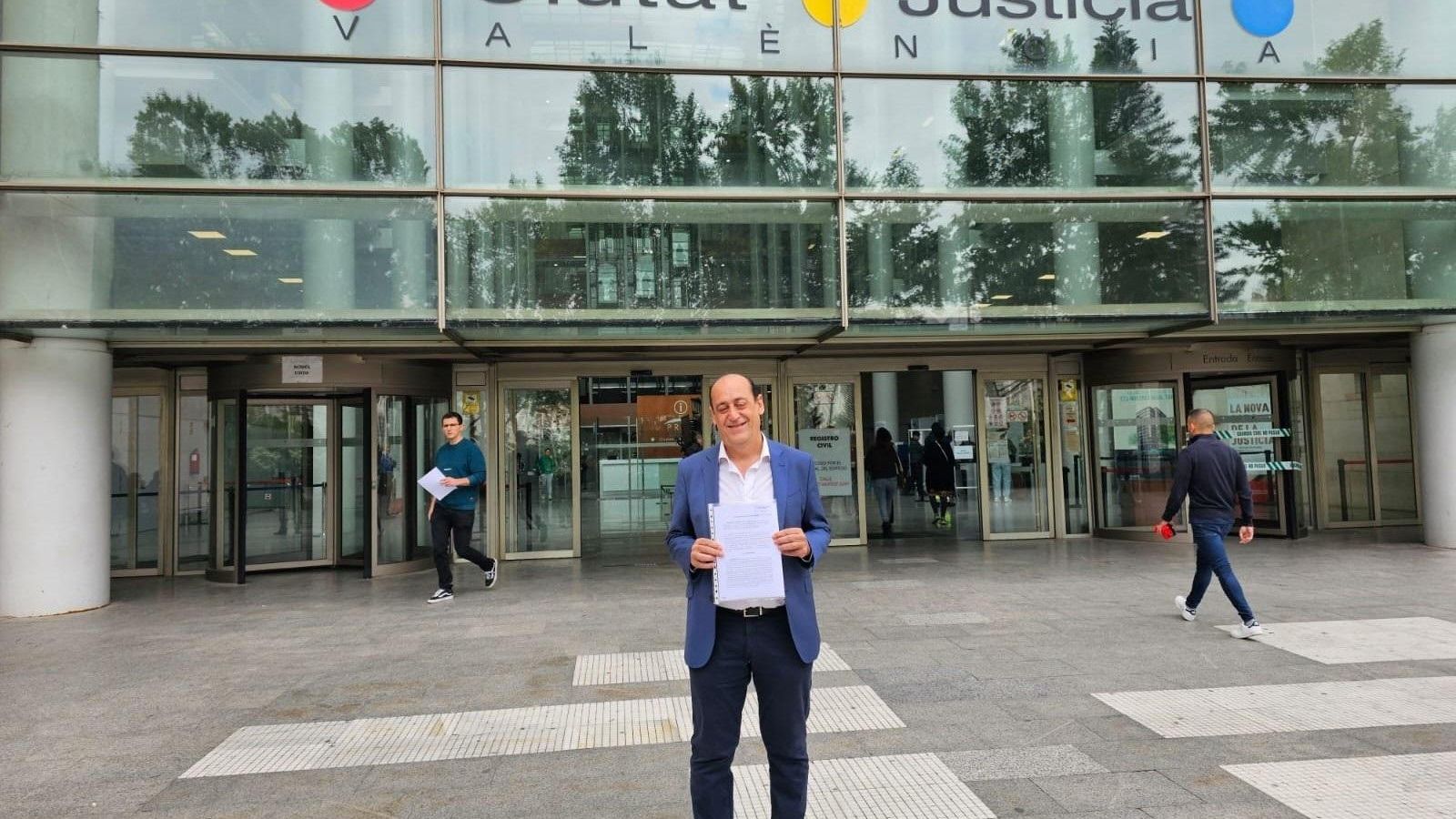 Montáñez a la Ciutat de la Justícia de València amb la denúncia presentada davant Fiscalia contra Vox