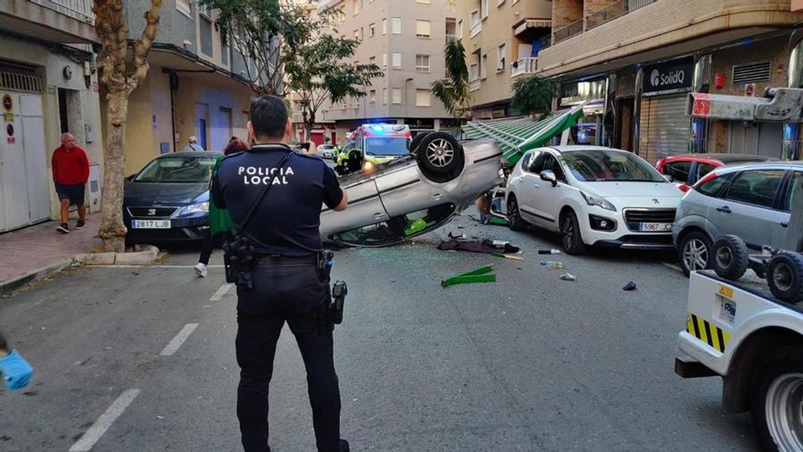 Un agent de la Policia Local de Torrevella, al lloc dels fets