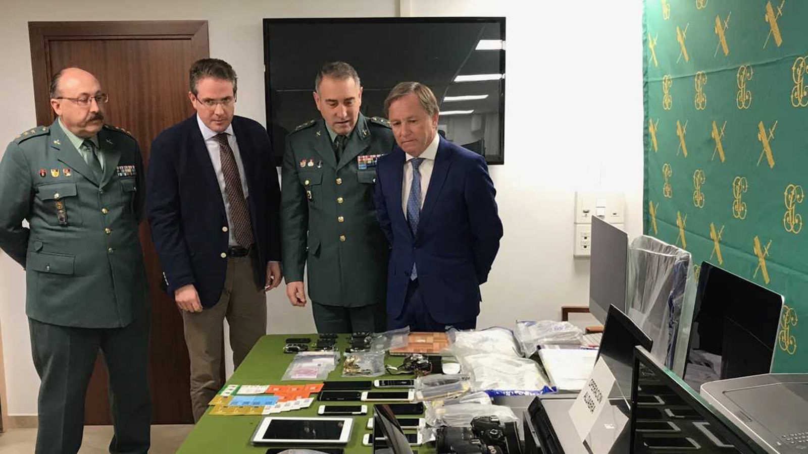 El subdelegat del govern a la Comunitat Valenciana en 2018, Juan Carlos Moragues, al costat dels objectes confiscats per les forces de seguretat