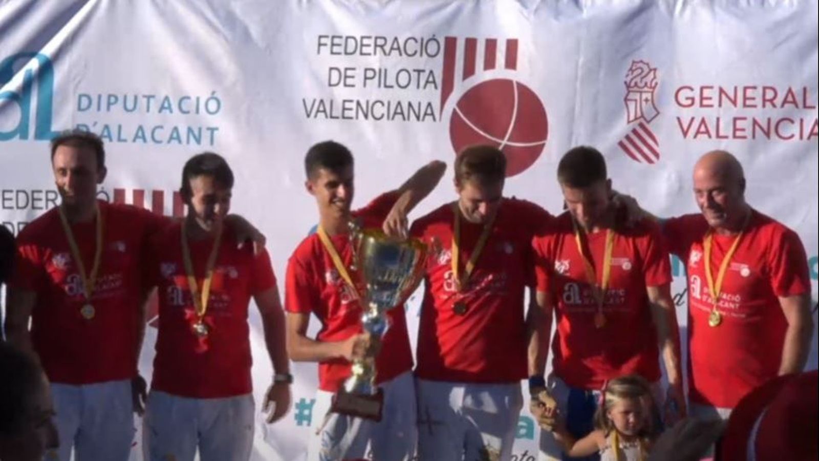 L'equip del Sella, amb el trofeu de campió