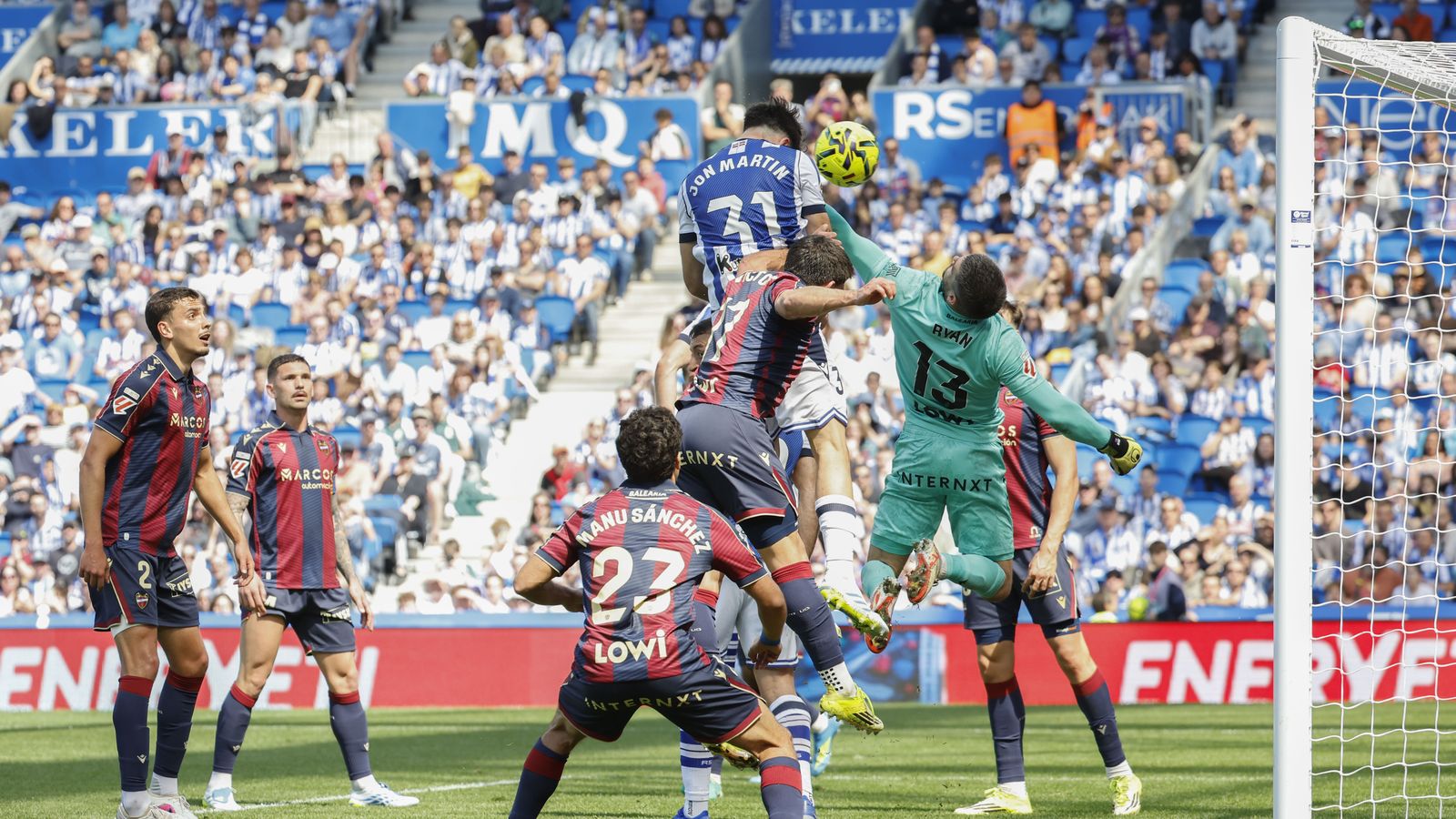 Jon Martín supera Ryan a la treta d'un córner