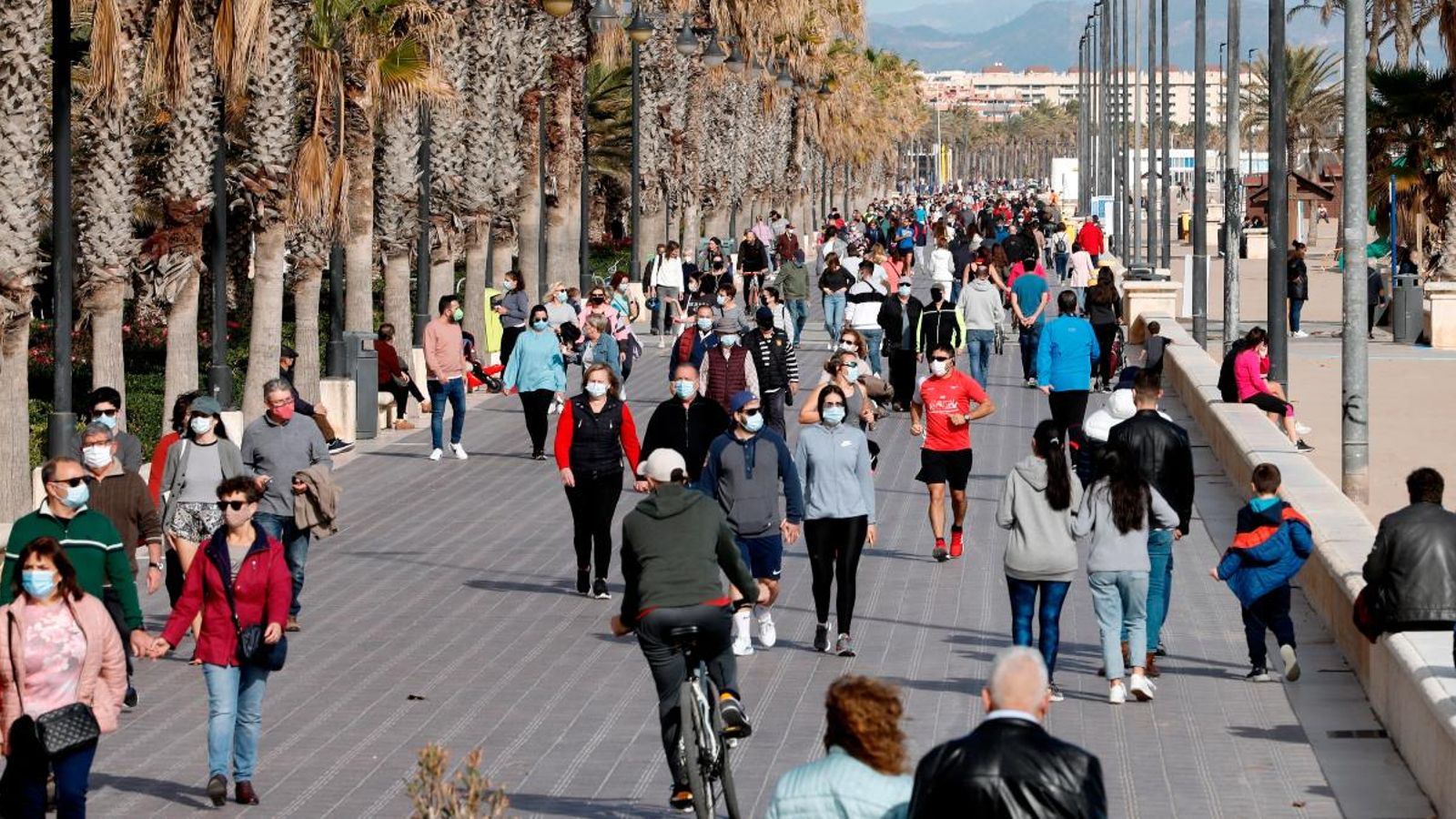 Centenars de persones passejant per la platja de la Malvarrosa el passat cap de setmana